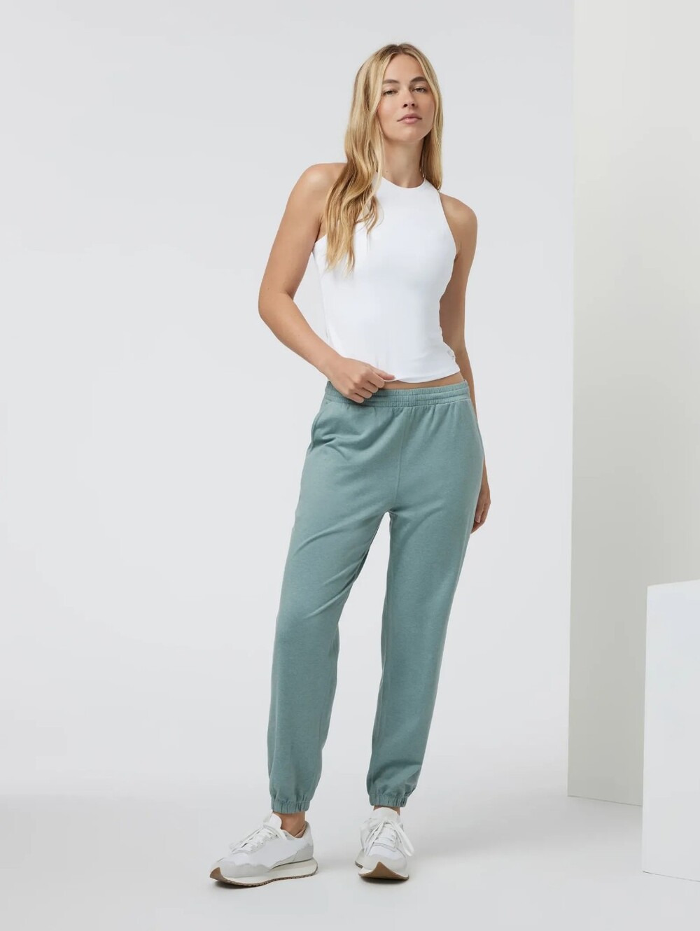 Vuori Boyfriend Joggers Dreamknit Women Size Small New Heathered Pistachio